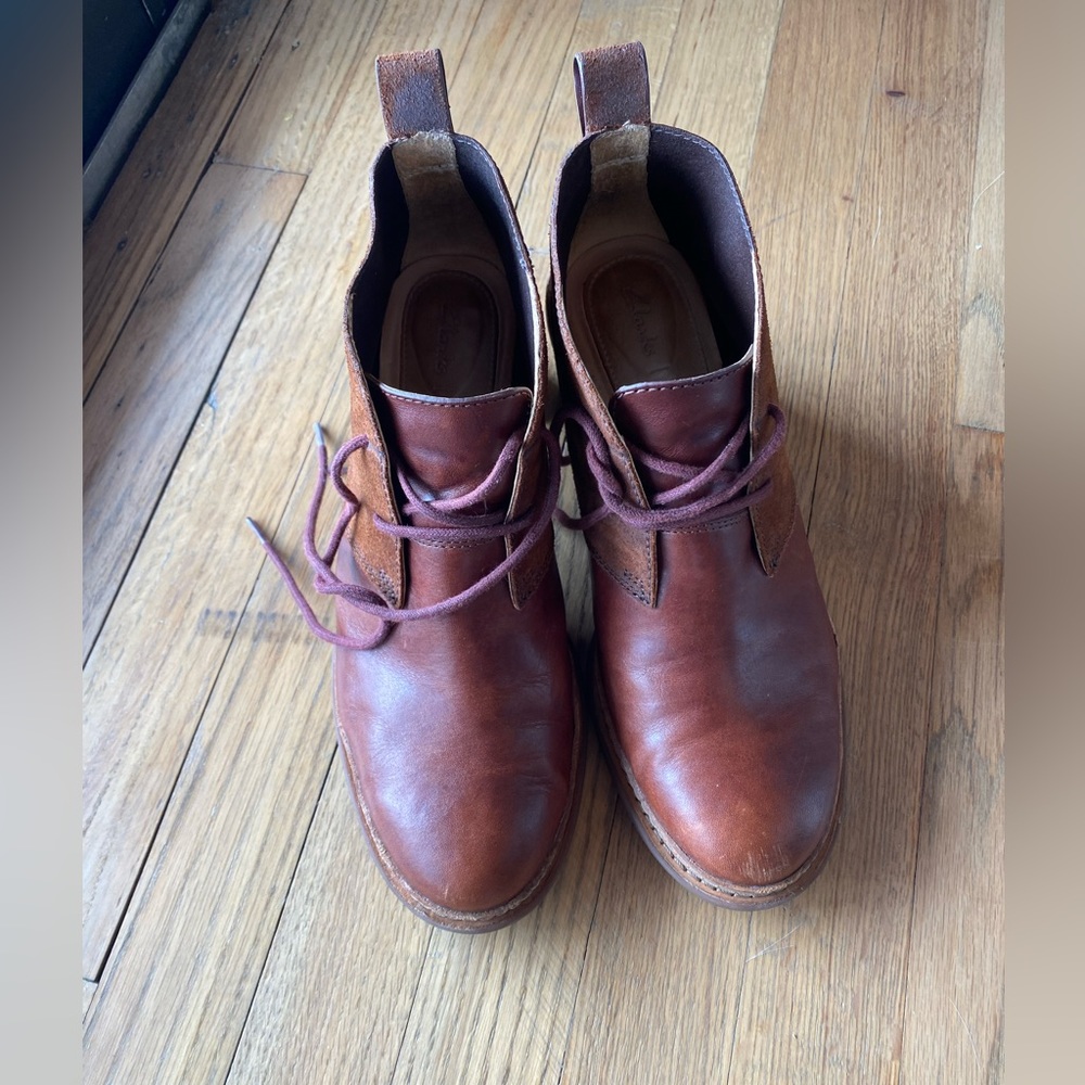 Clarks Cushion Tie-up Boots